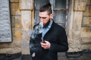 homme en train de vapoter dans la rue